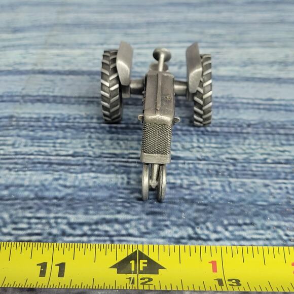 Vintage Speccast 1/64 scale Allis-Chalmers D-17 pewter display tractor - Picture 5 of 8
